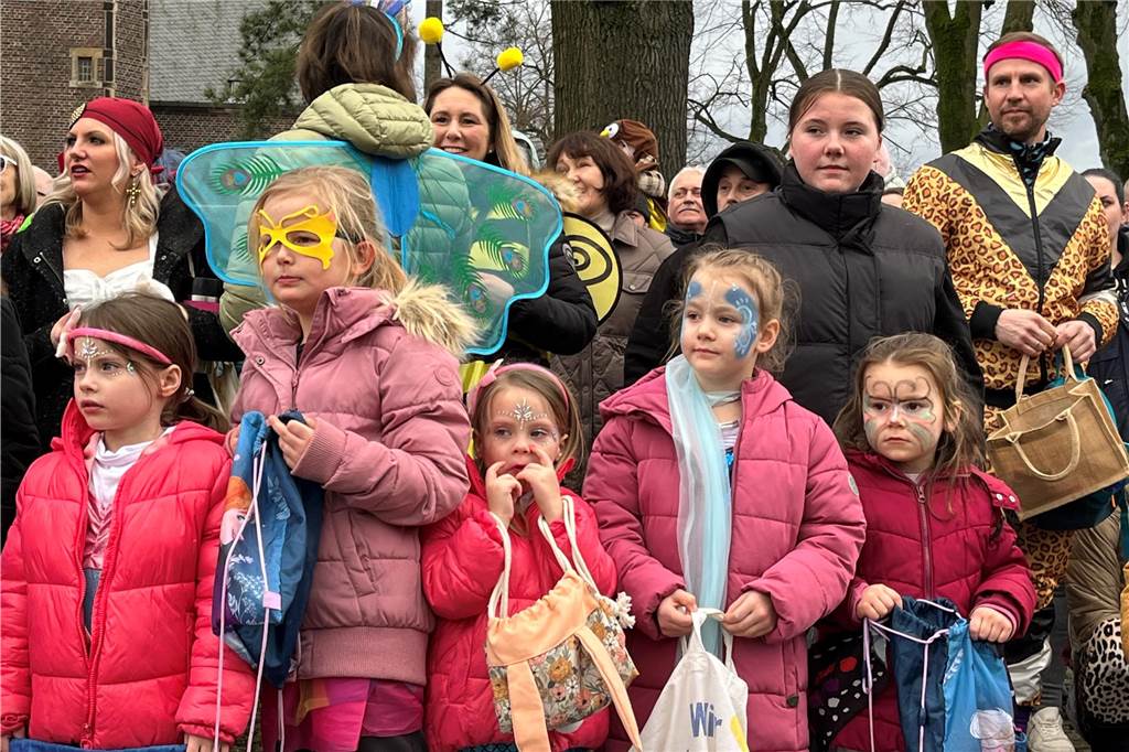 Kinderkarnevalszug 2024 in Dorsten: Viele Bilder von den besten Kostümen Der 50. Kinderkarnevalszug in Dorsten-Holsterhausen war für alle Beteiligten am Sonntag (11. Februar 2024) wieder ein ganz besonderer Spaß. Bei vielen fantasievollen Kostümen und Bergen von Kamelle kamen insbesondere die kleinen Besucher auf ihre Kosten.