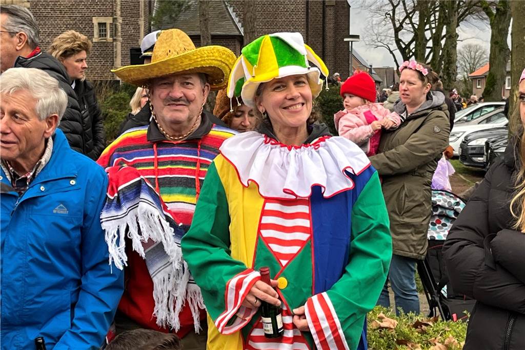Kinderkarnevalszug 2024 in Dorsten: Viele Bilder von den besten Kostümen Der 50. Kinderkarnevalszug in Dorsten-Holsterhausen war für alle Beteiligten am Sonntag (11. Februar 2024) wieder ein ganz besonderer Spaß. Bei vielen fantasievollen Kostümen und Bergen von Kamelle kamen insbesondere die kleinen Besucher auf ihre Kosten.