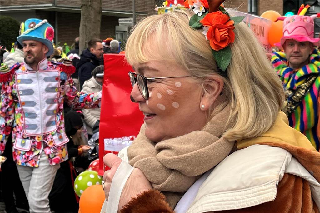 Kinderkarnevalszug 2024 in Dorsten: Viele Bilder von den besten Kostümen Der 50. Kinderkarnevalszug in Dorsten-Holsterhausen war für alle Beteiligten am Sonntag (11. Februar 2024) wieder ein ganz besonderer Spaß. Bei vielen fantasievollen Kostümen und Bergen von Kamelle kamen insbesondere die kleinen Besucher auf ihre Kosten.