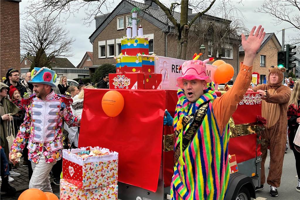 Kinderkarnevalszug 2024 in Dorsten: Viele Bilder von den besten Kostümen Der 50. Kinderkarnevalszug in Dorsten-Holsterhausen war für alle Beteiligten am Sonntag (11. Februar 2024) wieder ein ganz besonderer Spaß. Bei vielen fantasievollen Kostümen und Bergen von Kamelle kamen insbesondere die kleinen Besucher auf ihre Kosten.