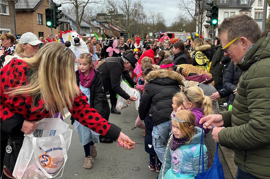Kinderkarnevalszug 2024 in Dorsten: Viele Bilder von den besten Kostümen Der 50. Kinderkarnevalszug in Dorsten-Holsterhausen war für alle Beteiligten am Sonntag (11. Februar 2024) wieder ein ganz besonderer Spaß. Bei vielen fantasievollen Kostümen und Bergen von Kamelle kamen insbesondere die kleinen Besucher auf ihre Kosten.