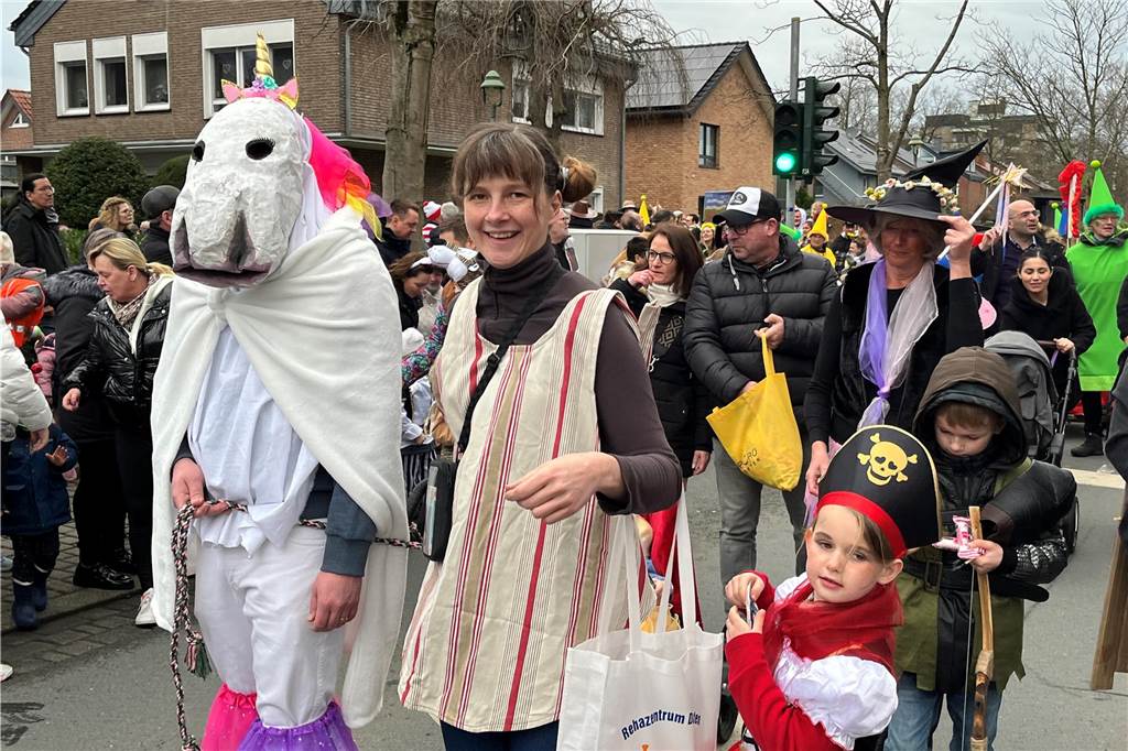 Kinderkarnevalszug 2024 in Dorsten: Viele Bilder von den besten Kostümen Der 50. Kinderkarnevalszug in Dorsten-Holsterhausen war für alle Beteiligten am Sonntag (11. Februar 2024) wieder ein ganz besonderer Spaß. Bei vielen fantasievollen Kostümen und Bergen von Kamelle kamen insbesondere die kleinen Besucher auf ihre Kosten.