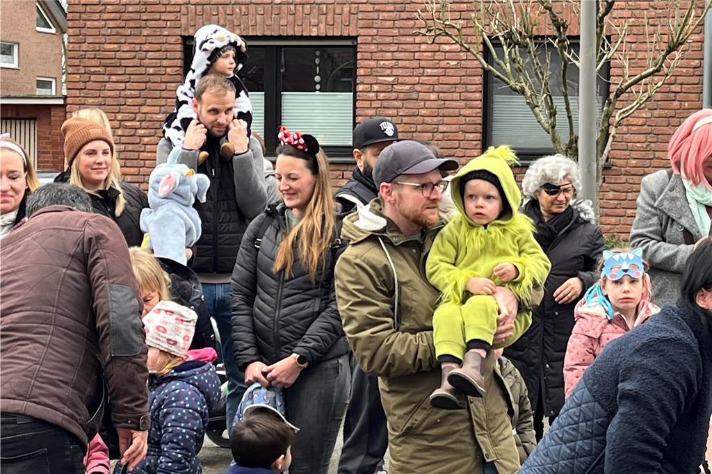 Kinderkarnevalszug 2024 in Dorsten: Viele Bilder von den besten Kostümen Der 50. Kinderkarnevalszug in Dorsten-Holsterhausen war für alle Beteiligten am Sonntag (11. Februar 2024) wieder ein ganz besonderer Spaß. Bei vielen fantasievollen Kostümen und Bergen von Kamelle kamen insbesondere die kleinen Besucher auf ihre Kosten.