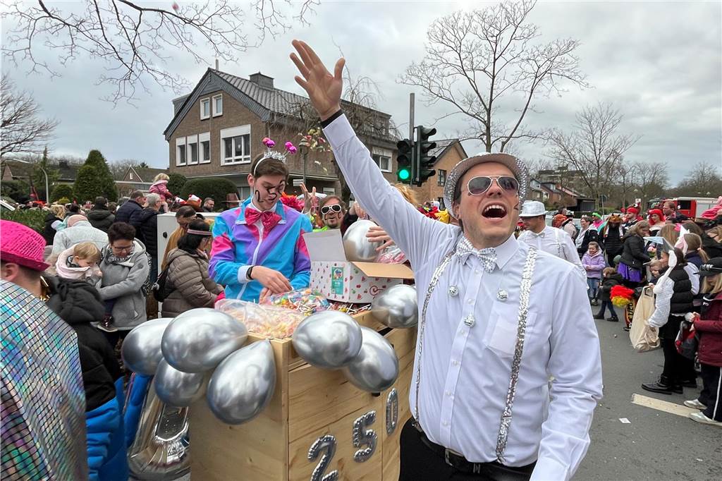 Kinderkarnevalszug 2024 in Dorsten: Viele Bilder von den besten Kostümen Der 50. Kinderkarnevalszug in Dorsten-Holsterhausen war für alle Beteiligten am Sonntag (11. Februar 2024) wieder ein ganz besonderer Spaß. Bei vielen fantasievollen Kostümen und Bergen von Kamelle kamen insbesondere die kleinen Besucher auf ihre Kosten.