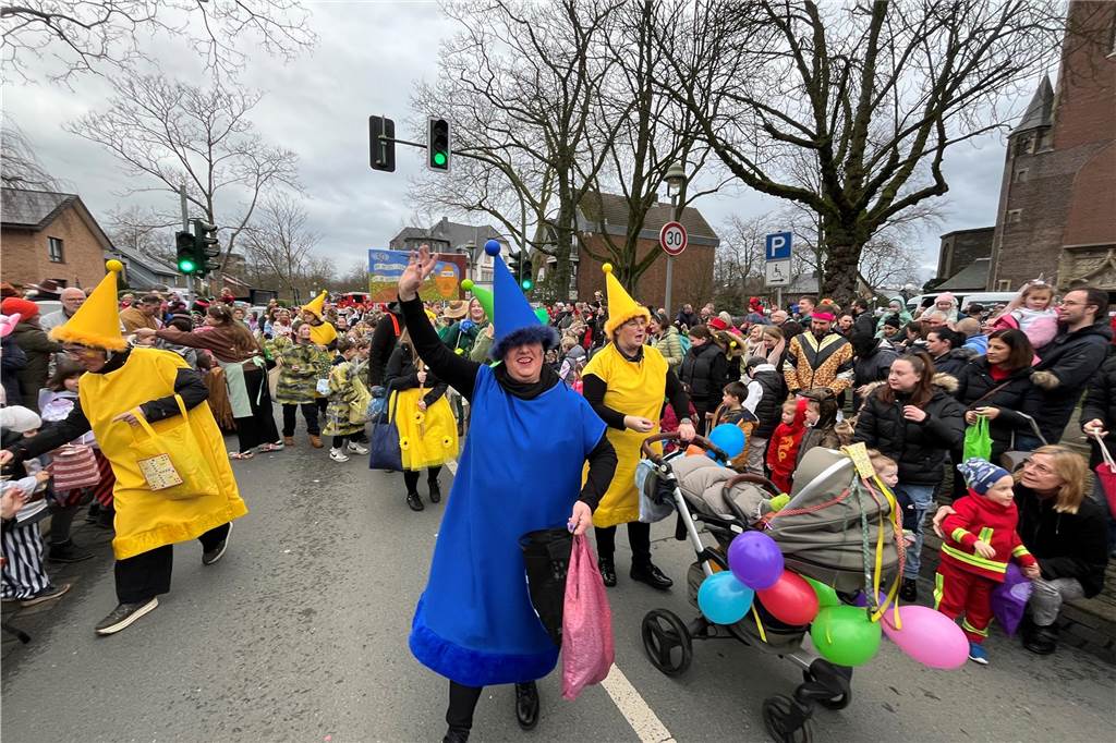 Kinderkarnevalszug 2024 in Dorsten: Viele Bilder von den besten Kostümen Der 50. Kinderkarnevalszug in Dorsten-Holsterhausen war für alle Beteiligten am Sonntag (11. Februar 2024) wieder ein ganz besonderer Spaß. Bei vielen fantasievollen Kostümen und Bergen von Kamelle kamen insbesondere die kleinen Besucher auf ihre Kosten.
