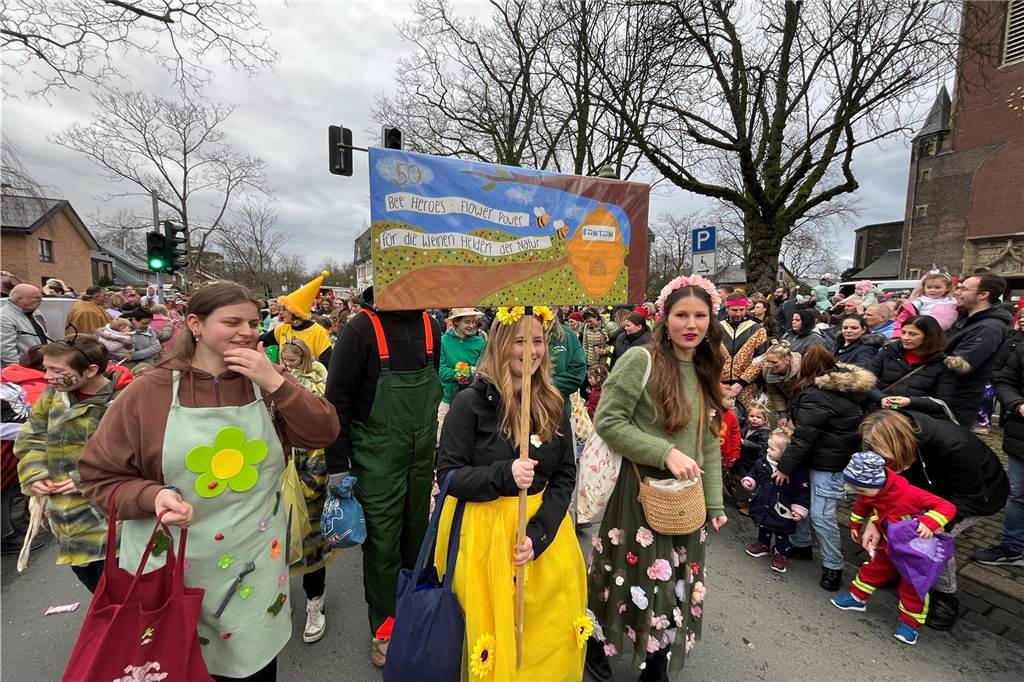 Kinderkarnevalszug 2024 in Dorsten: Viele Bilder von den besten Kostümen Der 50. Kinderkarnevalszug in Dorsten-Holsterhausen war für alle Beteiligten am Sonntag (11. Februar 2024) wieder ein ganz besonderer Spaß. Bei vielen fantasievollen Kostümen und Bergen von Kamelle kamen insbesondere die kleinen Besucher auf ihre Kosten.