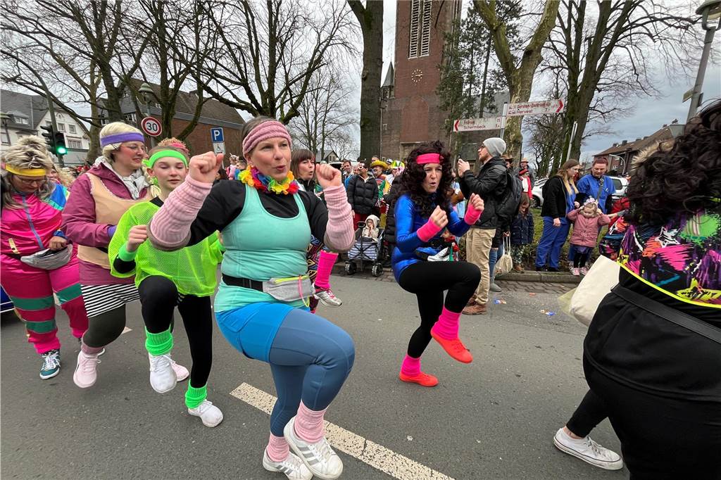 Kinderkarnevalszug 2024 in Dorsten: Viele Bilder von den besten Kostümen Der 50. Kinderkarnevalszug in Dorsten-Holsterhausen war für alle Beteiligten am Sonntag (11. Februar 2024) wieder ein ganz besonderer Spaß. Bei vielen fantasievollen Kostümen und Bergen von Kamelle kamen insbesondere die kleinen Besucher auf ihre Kosten.