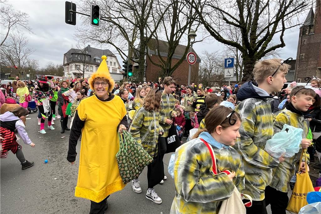 Kinderkarnevalszug 2024 in Dorsten: Viele Bilder von den besten Kostümen Der 50. Kinderkarnevalszug in Dorsten-Holsterhausen war für alle Beteiligten am Sonntag (11. Februar 2024) wieder ein ganz besonderer Spaß. Bei vielen fantasievollen Kostümen und Bergen von Kamelle kamen insbesondere die kleinen Besucher auf ihre Kosten.