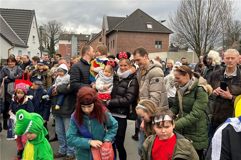 Kinderkarnevalszug 2024 in Dorsten: Viele Bilder von den besten Kostümen Der 50. Kinderkarnevalszug in Dorsten-Holsterhausen war für alle Beteiligten am Sonntag (11. Februar 2024) wieder ein ganz besonderer Spaß. Bei vielen fantasievollen Kostümen und Bergen von Kamelle kamen insbesondere die kleinen Besucher auf ihre Kosten.