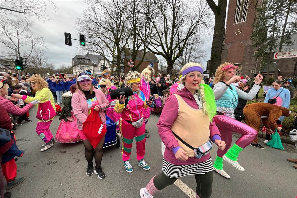 Kinderkarnevalszug 2024 in Dorsten: Viele Bilder von den besten Kostümen Der 50. Kinderkarnevalszug in Dorsten-Holsterhausen war für alle Beteiligten am Sonntag (11. Februar 2024) wieder ein ganz besonderer Spaß. Bei vielen fantasievollen Kostümen und Bergen von Kamelle kamen insbesondere die kleinen Besucher auf ihre Kosten.