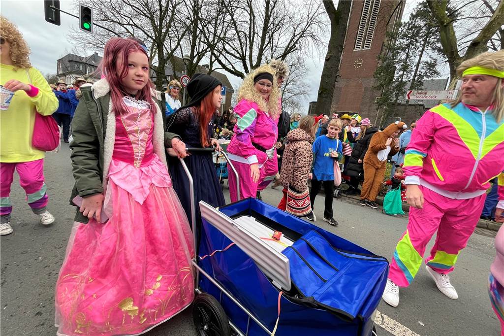 Kinderkarnevalszug 2024 in Dorsten: Viele Bilder von den besten Kostümen Der 50. Kinderkarnevalszug in Dorsten-Holsterhausen war für alle Beteiligten am Sonntag (11. Februar 2024) wieder ein ganz besonderer Spaß. Bei vielen fantasievollen Kostümen und Bergen von Kamelle kamen insbesondere die kleinen Besucher auf ihre Kosten.