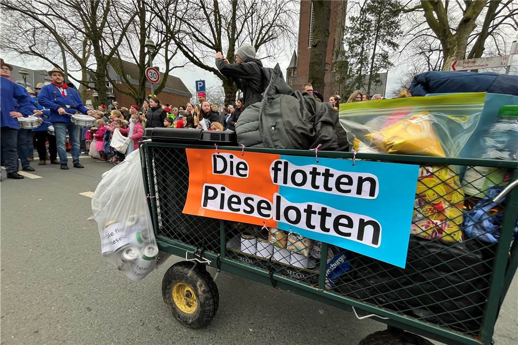 Kinderkarnevalszug 2024 in Dorsten: Viele Bilder von den besten Kostümen Der 50. Kinderkarnevalszug in Dorsten-Holsterhausen war für alle Beteiligten am Sonntag (11. Februar 2024) wieder ein ganz besonderer Spaß. Bei vielen fantasievollen Kostümen und Bergen von Kamelle kamen insbesondere die kleinen Besucher auf ihre Kosten.