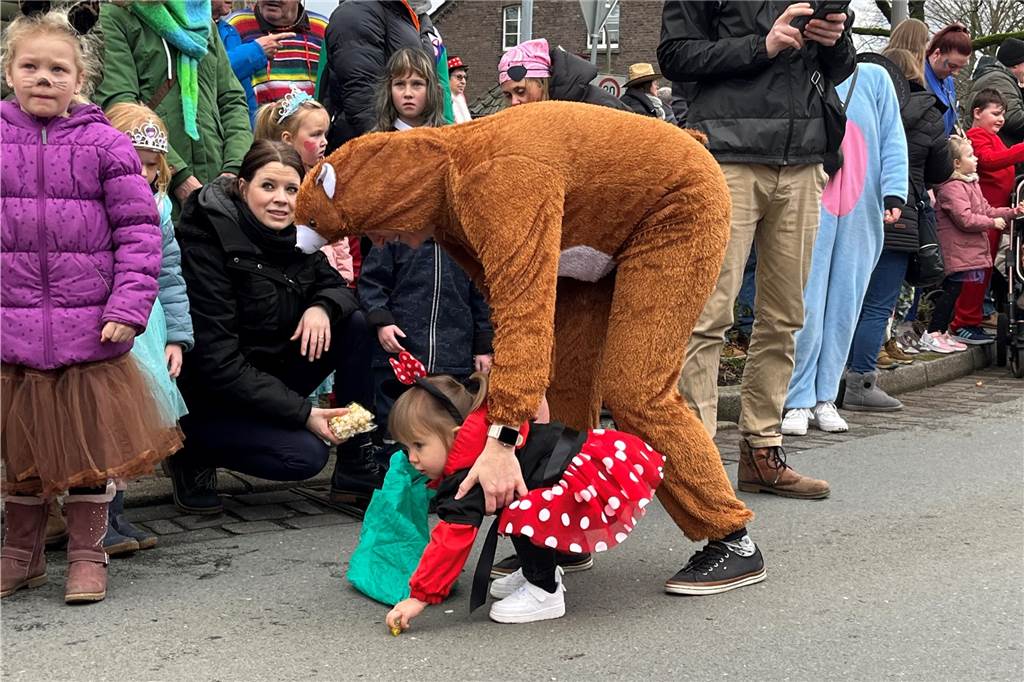 Kinderkarnevalszug 2024 in Dorsten: Viele Bilder von den besten Kostümen Der 50. Kinderkarnevalszug in Dorsten-Holsterhausen war für alle Beteiligten am Sonntag (11. Februar 2024) wieder ein ganz besonderer Spaß. Bei vielen fantasievollen Kostümen und Bergen von Kamelle kamen insbesondere die kleinen Besucher auf ihre Kosten.