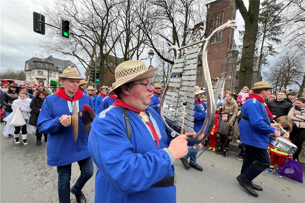 Kinderkarnevalszug 2024 in Dorsten: Viele Bilder von den besten Kostümen Der 50. Kinderkarnevalszug in Dorsten-Holsterhausen war für alle Beteiligten am Sonntag (11. Februar 2024) wieder ein ganz besonderer Spaß. Bei vielen fantasievollen Kostümen und Bergen von Kamelle kamen insbesondere die kleinen Besucher auf ihre Kosten.