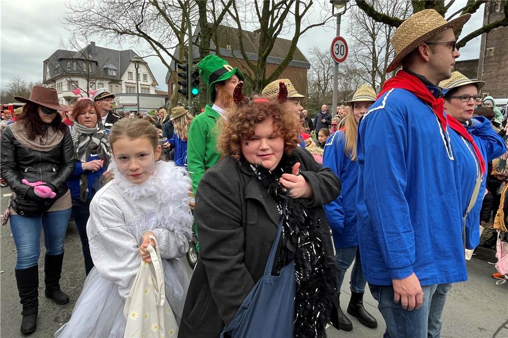 Kinderkarnevalszug 2024 in Dorsten: Viele Bilder von den besten Kostümen Der 50. Kinderkarnevalszug in Dorsten-Holsterhausen war für alle Beteiligten am Sonntag (11. Februar 2024) wieder ein ganz besonderer Spaß. Bei vielen fantasievollen Kostümen und Bergen von Kamelle kamen insbesondere die kleinen Besucher auf ihre Kosten.