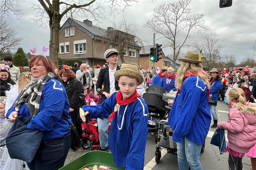 Kinderkarnevalszug 2024 in Dorsten: Viele Bilder von den besten Kostümen Der 50. Kinderkarnevalszug in Dorsten-Holsterhausen war für alle Beteiligten am Sonntag (11. Februar 2024) wieder ein ganz besonderer Spaß. Bei vielen fantasievollen Kostümen und Bergen von Kamelle kamen insbesondere die kleinen Besucher auf ihre Kosten.