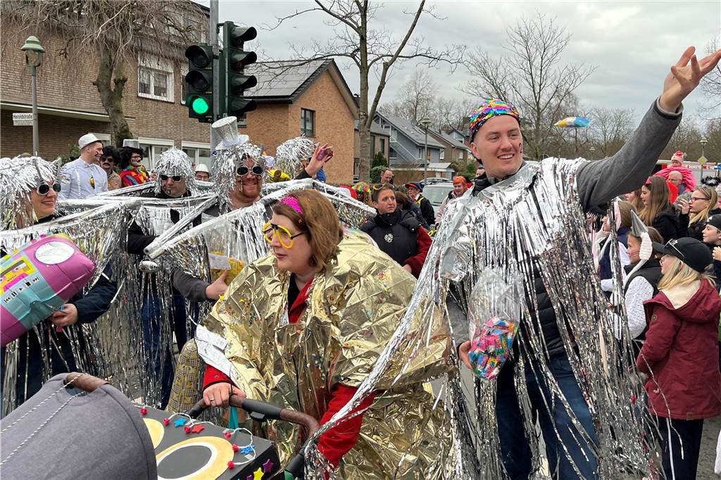 Kinderkarnevalszug 2024 in Dorsten: Viele Bilder von den besten Kostümen Der 50. Kinderkarnevalszug in Dorsten-Holsterhausen war für alle Beteiligten am Sonntag (11. Februar 2024) wieder ein ganz besonderer Spaß. Bei vielen fantasievollen Kostümen und Bergen von Kamelle kamen insbesondere die kleinen Besucher auf ihre Kosten.