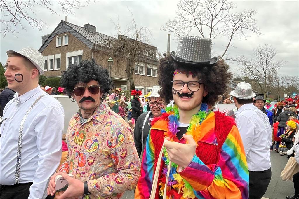 Kinderkarnevalszug 2024 in Dorsten: Viele Bilder von den besten Kostümen Der 50. Kinderkarnevalszug in Dorsten-Holsterhausen war für alle Beteiligten am Sonntag (11. Februar 2024) wieder ein ganz besonderer Spaß. Bei vielen fantasievollen Kostümen und Bergen von Kamelle kamen insbesondere die kleinen Besucher auf ihre Kosten.