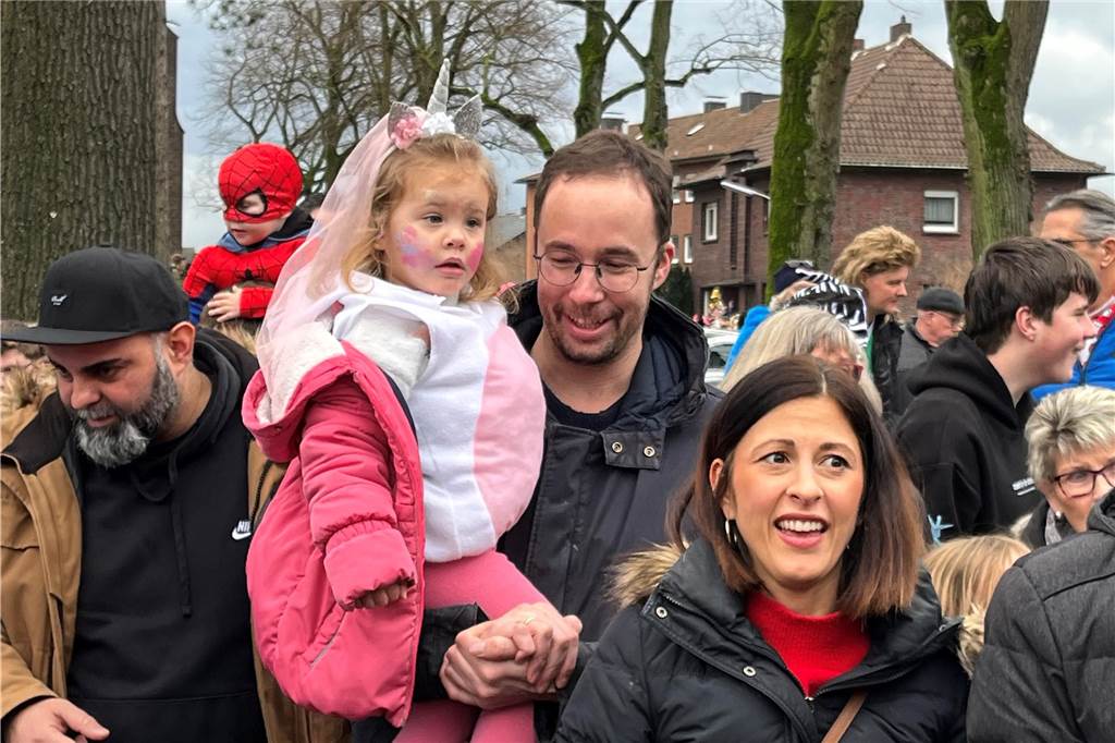 Kinderkarnevalszug 2024 in Dorsten: Viele Bilder von den besten Kostümen Der 50. Kinderkarnevalszug in Dorsten-Holsterhausen war für alle Beteiligten am Sonntag (11. Februar 2024) wieder ein ganz besonderer Spaß. Bei vielen fantasievollen Kostümen und Bergen von Kamelle kamen insbesondere die kleinen Besucher auf ihre Kosten.