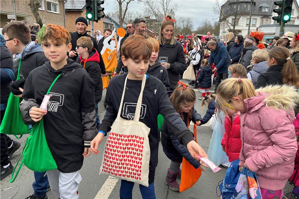Kinderkarnevalszug 2024 in Dorsten: Viele Bilder von den besten Kostümen Der 50. Kinderkarnevalszug in Dorsten-Holsterhausen war für alle Beteiligten am Sonntag (11. Februar 2024) wieder ein ganz besonderer Spaß. Bei vielen fantasievollen Kostümen und Bergen von Kamelle kamen insbesondere die kleinen Besucher auf ihre Kosten.