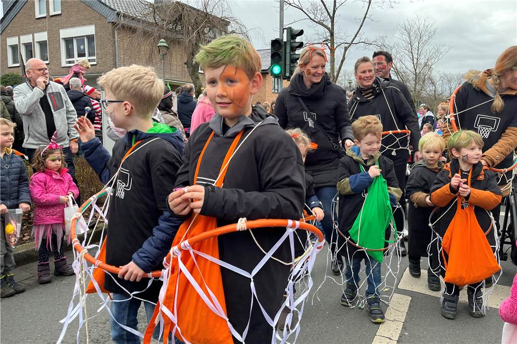 Kinderkarnevalszug 2024 in Dorsten: Viele Bilder von den besten Kostümen Der 50. Kinderkarnevalszug in Dorsten-Holsterhausen war für alle Beteiligten am Sonntag (11. Februar 2024) wieder ein ganz besonderer Spaß. Bei vielen fantasievollen Kostümen und Bergen von Kamelle kamen insbesondere die kleinen Besucher auf ihre Kosten.