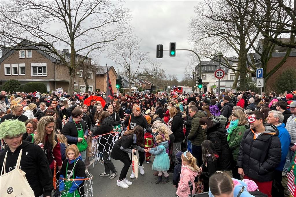 Kinderkarnevalszug 2024 in Dorsten: Viele Bilder von den besten Kostümen Der 50. Kinderkarnevalszug in Dorsten-Holsterhausen war für alle Beteiligten am Sonntag (11. Februar 2024) wieder ein ganz besonderer Spaß. Bei vielen fantasievollen Kostümen und Bergen von Kamelle kamen insbesondere die kleinen Besucher auf ihre Kosten.