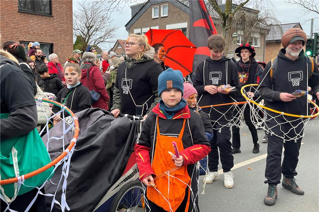 Kinderkarnevalszug 2024 in Dorsten: Viele Bilder von den besten Kostümen Der 50. Kinderkarnevalszug in Dorsten-Holsterhausen war für alle Beteiligten am Sonntag (11. Februar 2024) wieder ein ganz besonderer Spaß. Bei vielen fantasievollen Kostümen und Bergen von Kamelle kamen insbesondere die kleinen Besucher auf ihre Kosten.