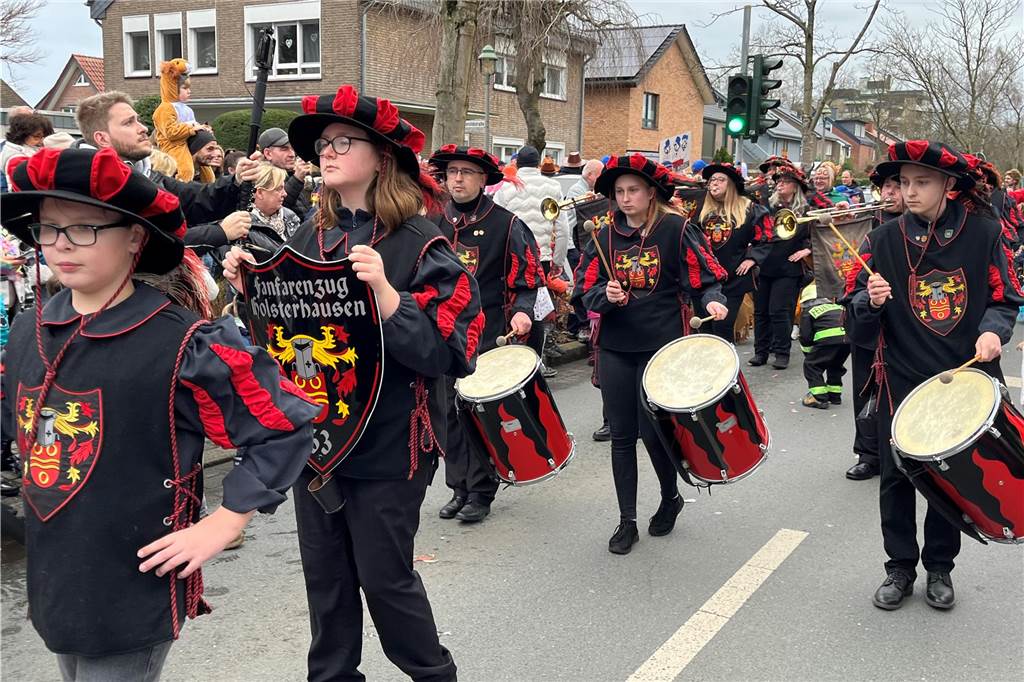 Kinderkarnevalszug 2024 in Dorsten: Viele Bilder von den besten Kostümen Der 50. Kinderkarnevalszug in Dorsten-Holsterhausen war für alle Beteiligten am Sonntag (11. Februar 2024) wieder ein ganz besonderer Spaß. Bei vielen fantasievollen Kostümen und Bergen von Kamelle kamen insbesondere die kleinen Besucher auf ihre Kosten.