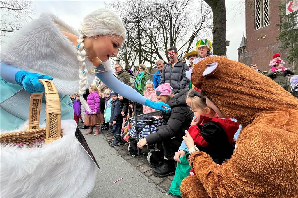 Kinderkarnevalszug 2024 in Dorsten: Viele Bilder von den besten Kostümen Der 50. Kinderkarnevalszug in Dorsten-Holsterhausen war für alle Beteiligten am Sonntag (11. Februar 2024) wieder ein ganz besonderer Spaß. Bei vielen fantasievollen Kostümen und Bergen von Kamelle kamen insbesondere die kleinen Besucher auf ihre Kosten.
