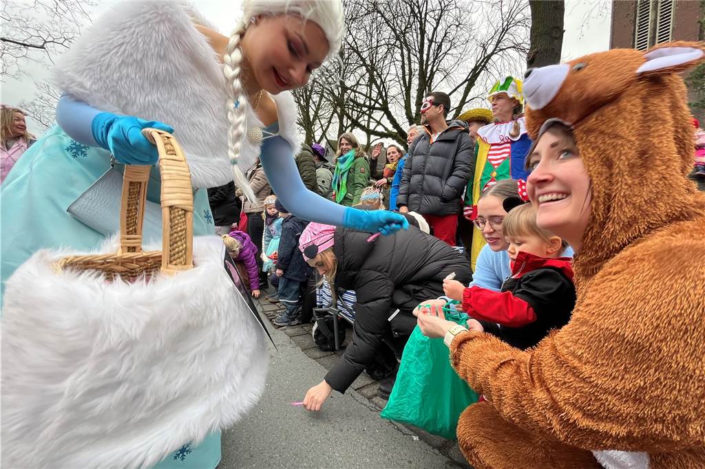 Kinderkarnevalszug 2024 in Dorsten: Viele Bilder von den besten Kostümen Der 50. Kinderkarnevalszug in Dorsten-Holsterhausen war für alle Beteiligten am Sonntag (11. Februar 2024) wieder ein ganz besonderer Spaß. Bei vielen fantasievollen Kostümen und Bergen von Kamelle kamen insbesondere die kleinen Besucher auf ihre Kosten.