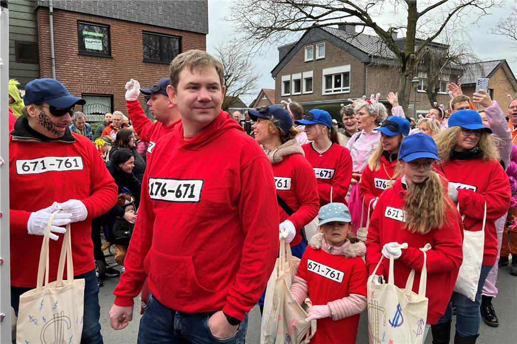 Kinderkarnevalszug 2024 in Dorsten: Viele Bilder von den besten Kostümen Der 50. Kinderkarnevalszug in Dorsten-Holsterhausen war für alle Beteiligten am Sonntag (11. Februar 2024) wieder ein ganz besonderer Spaß. Bei vielen fantasievollen Kostümen und Bergen von Kamelle kamen insbesondere die kleinen Besucher auf ihre Kosten.