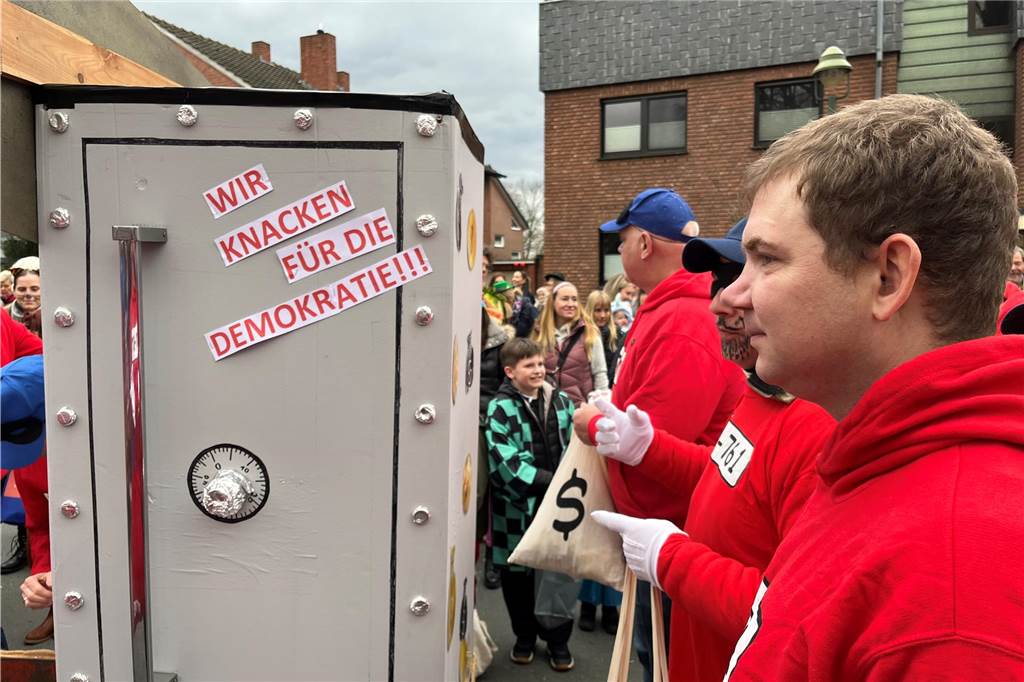 Kinderkarnevalszug 2024 in Dorsten: Viele Bilder von den besten Kostümen Der 50. Kinderkarnevalszug in Dorsten-Holsterhausen war für alle Beteiligten am Sonntag (11. Februar 2024) wieder ein ganz besonderer Spaß. Bei vielen fantasievollen Kostümen und Bergen von Kamelle kamen insbesondere die kleinen Besucher auf ihre Kosten.