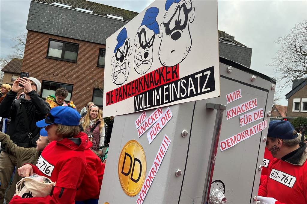 Kinderkarnevalszug 2024 in Dorsten: Viele Bilder von den besten Kostümen Der 50. Kinderkarnevalszug in Dorsten-Holsterhausen war für alle Beteiligten am Sonntag (11. Februar 2024) wieder ein ganz besonderer Spaß. Bei vielen fantasievollen Kostümen und Bergen von Kamelle kamen insbesondere die kleinen Besucher auf ihre Kosten.