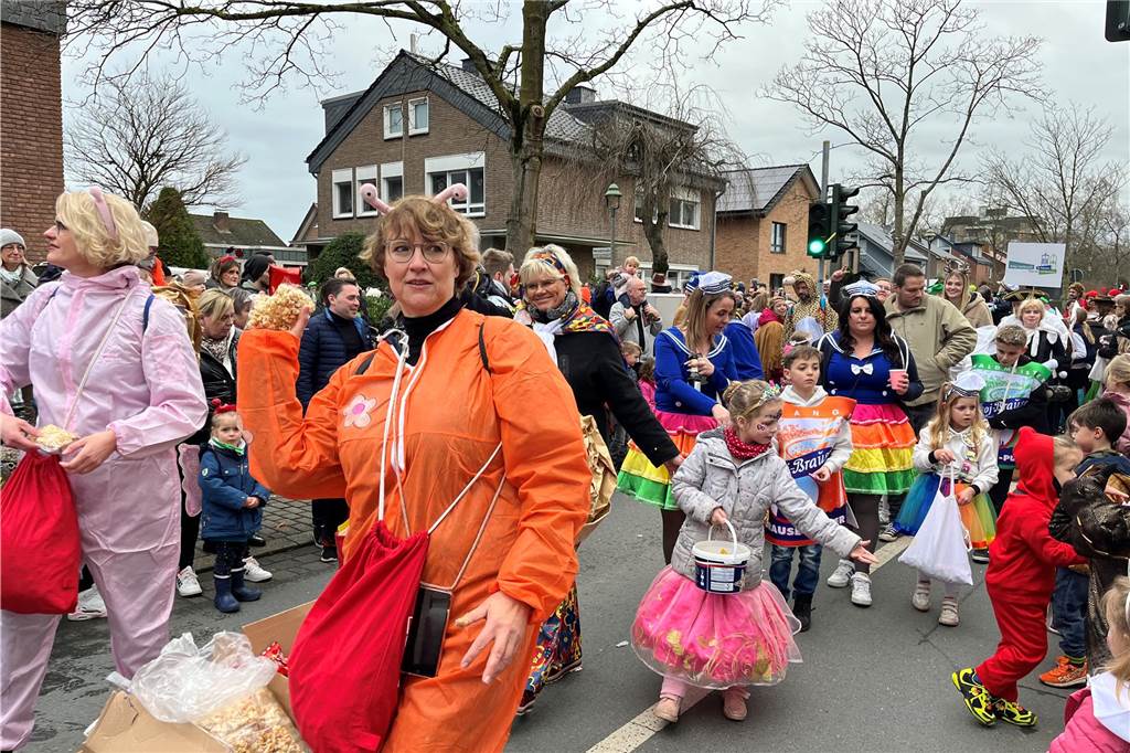 Kinderkarnevalszug 2024 in Dorsten: Viele Bilder von den besten Kostümen Der 50. Kinderkarnevalszug in Dorsten-Holsterhausen war für alle Beteiligten am Sonntag (11. Februar 2024) wieder ein ganz besonderer Spaß. Bei vielen fantasievollen Kostümen und Bergen von Kamelle kamen insbesondere die kleinen Besucher auf ihre Kosten.