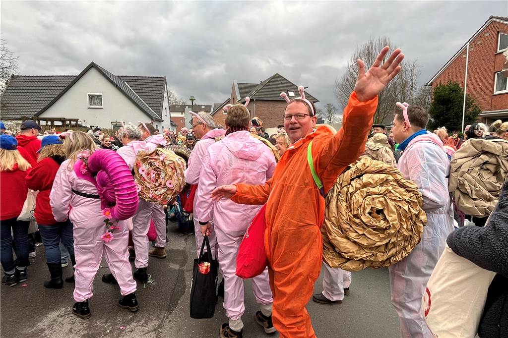 Kinderkarnevalszug 2024 in Dorsten: Viele Bilder von den besten Kostümen Der 50. Kinderkarnevalszug in Dorsten-Holsterhausen war für alle Beteiligten am Sonntag (11. Februar 2024) wieder ein ganz besonderer Spaß. Bei vielen fantasievollen Kostümen und Bergen von Kamelle kamen insbesondere die kleinen Besucher auf ihre Kosten.