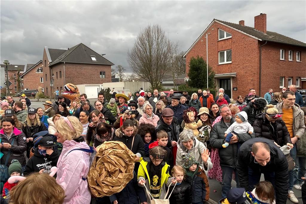 Kinderkarnevalszug 2024 in Dorsten: Viele Bilder von den besten Kostümen Der 50. Kinderkarnevalszug in Dorsten-Holsterhausen war für alle Beteiligten am Sonntag (11. Februar 2024) wieder ein ganz besonderer Spaß. Bei vielen fantasievollen Kostümen und Bergen von Kamelle kamen insbesondere die kleinen Besucher auf ihre Kosten.