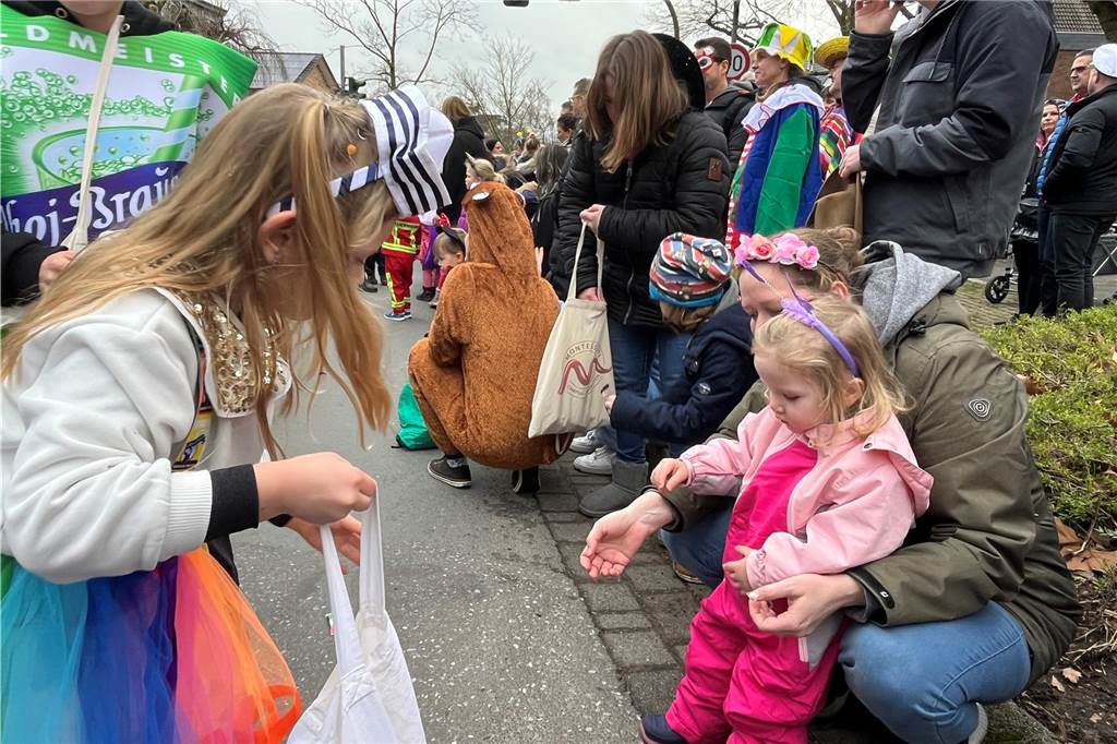 Kinderkarnevalszug 2024 in Dorsten: Viele Bilder von den besten Kostümen Der 50. Kinderkarnevalszug in Dorsten-Holsterhausen war für alle Beteiligten am Sonntag (11. Februar 2024) wieder ein ganz besonderer Spaß. Bei vielen fantasievollen Kostümen und Bergen von Kamelle kamen insbesondere die kleinen Besucher auf ihre Kosten.