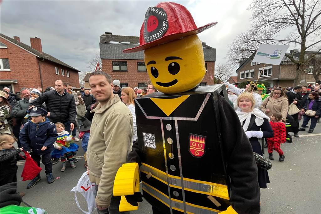Kinderkarnevalszug 2024 in Dorsten: Viele Bilder von den besten Kostümen Der 50. Kinderkarnevalszug in Dorsten-Holsterhausen war für alle Beteiligten am Sonntag (11. Februar 2024) wieder ein ganz besonderer Spaß. Bei vielen fantasievollen Kostümen und Bergen von Kamelle kamen insbesondere die kleinen Besucher auf ihre Kosten.