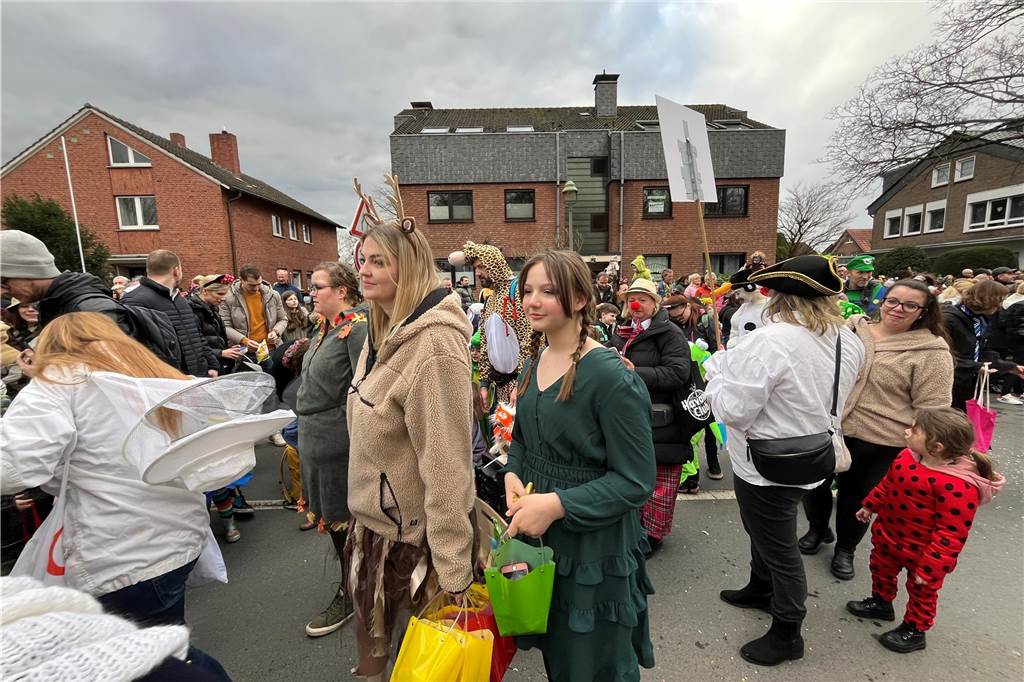 Kinderkarnevalszug 2024 in Dorsten: Viele Bilder von den besten Kostümen Der 50. Kinderkarnevalszug in Dorsten-Holsterhausen war für alle Beteiligten am Sonntag (11. Februar 2024) wieder ein ganz besonderer Spaß. Bei vielen fantasievollen Kostümen und Bergen von Kamelle kamen insbesondere die kleinen Besucher auf ihre Kosten.
