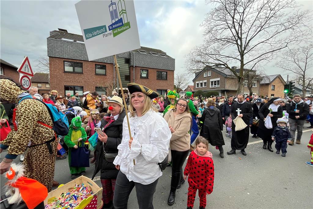 Kinderkarnevalszug 2024 in Dorsten: Viele Bilder von den besten Kostümen Der 50. Kinderkarnevalszug in Dorsten-Holsterhausen war für alle Beteiligten am Sonntag (11. Februar 2024) wieder ein ganz besonderer Spaß. Bei vielen fantasievollen Kostümen und Bergen von Kamelle kamen insbesondere die kleinen Besucher auf ihre Kosten.
