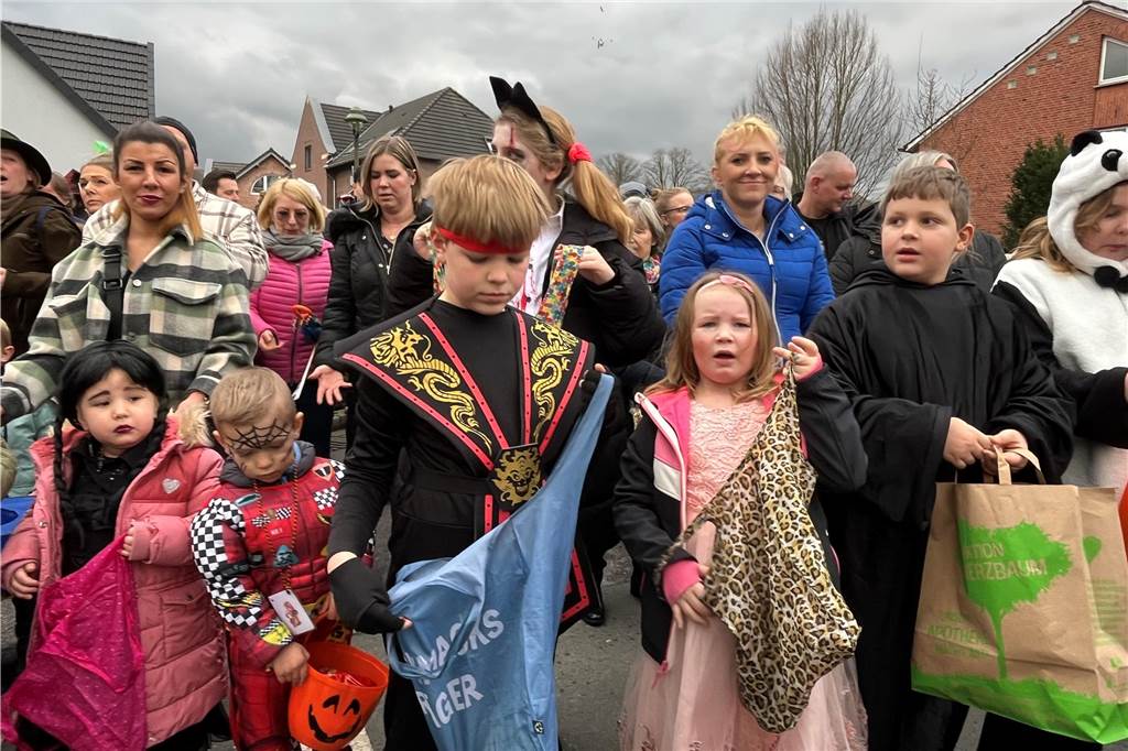 Kinderkarnevalszug 2024 in Dorsten: Viele Bilder von den besten Kostümen Der 50. Kinderkarnevalszug in Dorsten-Holsterhausen war für alle Beteiligten am Sonntag (11. Februar 2024) wieder ein ganz besonderer Spaß. Bei vielen fantasievollen Kostümen und Bergen von Kamelle kamen insbesondere die kleinen Besucher auf ihre Kosten.