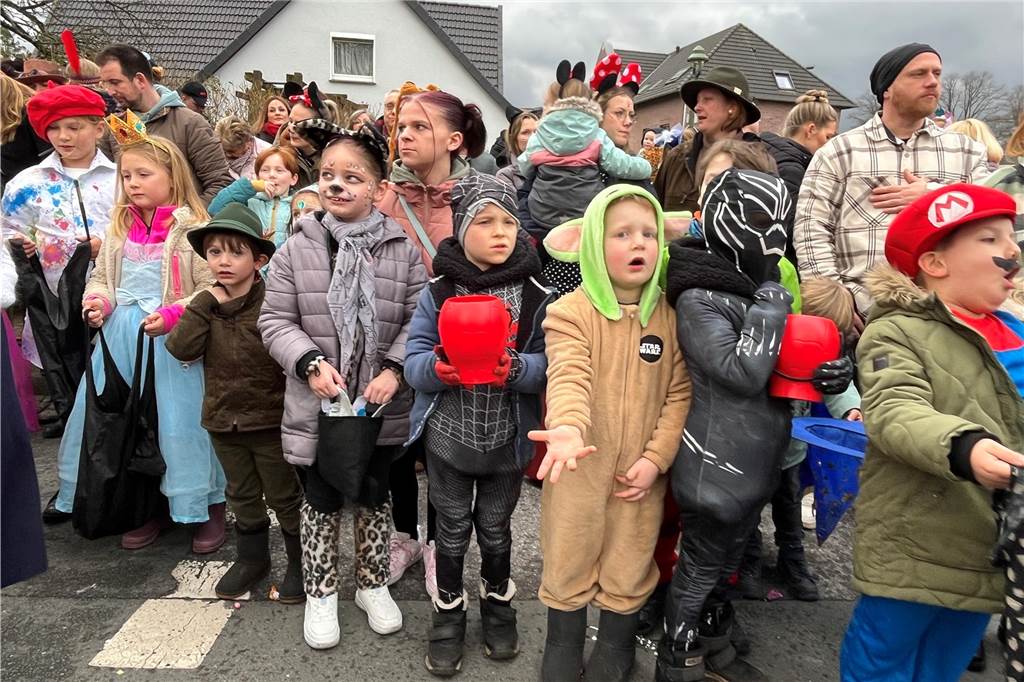 Kinderkarnevalszug 2024 in Dorsten: Viele Bilder von den besten Kostümen Der 50. Kinderkarnevalszug in Dorsten-Holsterhausen war für alle Beteiligten am Sonntag (11. Februar 2024) wieder ein ganz besonderer Spaß. Bei vielen fantasievollen Kostümen und Bergen von Kamelle kamen insbesondere die kleinen Besucher auf ihre Kosten.