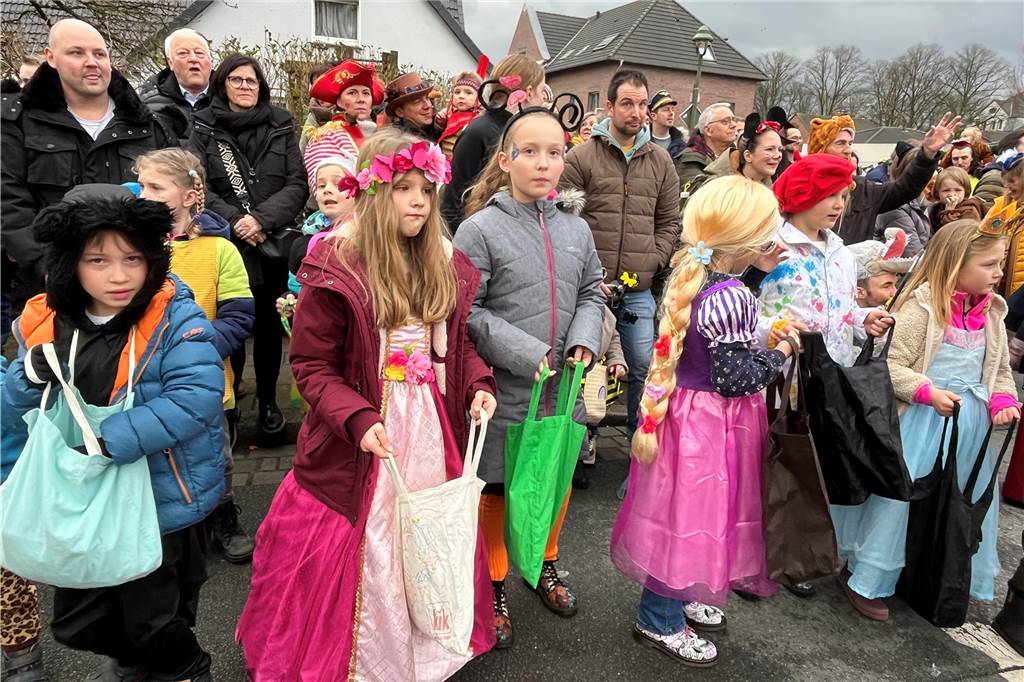 Kinderkarnevalszug 2024 in Dorsten: Viele Bilder von den besten Kostümen Der 50. Kinderkarnevalszug in Dorsten-Holsterhausen war für alle Beteiligten am Sonntag (11. Februar 2024) wieder ein ganz besonderer Spaß. Bei vielen fantasievollen Kostümen und Bergen von Kamelle kamen insbesondere die kleinen Besucher auf ihre Kosten.