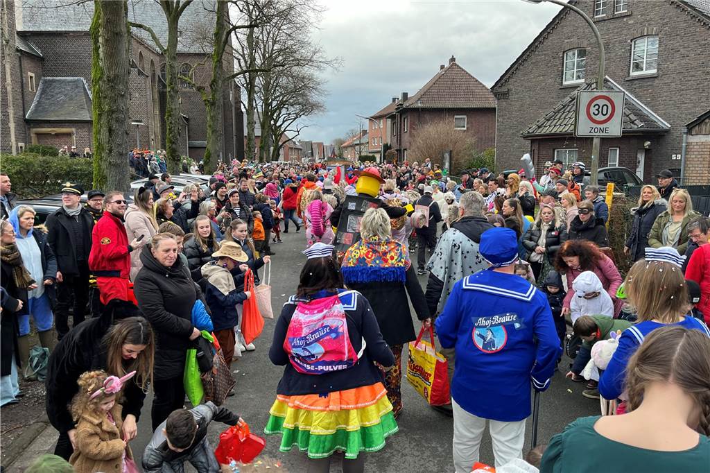 Kinderkarnevalszug 2024 in Dorsten: Viele Bilder von den besten Kostümen Der 50. Kinderkarnevalszug in Dorsten-Holsterhausen war für alle Beteiligten am Sonntag (11. Februar 2024) wieder ein ganz besonderer Spaß. Bei vielen fantasievollen Kostümen und Bergen von Kamelle kamen insbesondere die kleinen Besucher auf ihre Kosten.