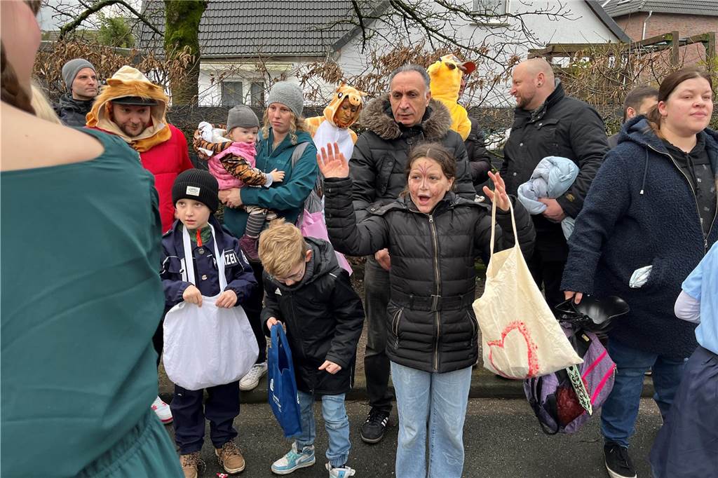 Kinderkarnevalszug 2024 in Dorsten: Viele Bilder von den besten Kostümen Der 50. Kinderkarnevalszug in Dorsten-Holsterhausen war für alle Beteiligten am Sonntag (11. Februar 2024) wieder ein ganz besonderer Spaß. Bei vielen fantasievollen Kostümen und Bergen von Kamelle kamen insbesondere die kleinen Besucher auf ihre Kosten.