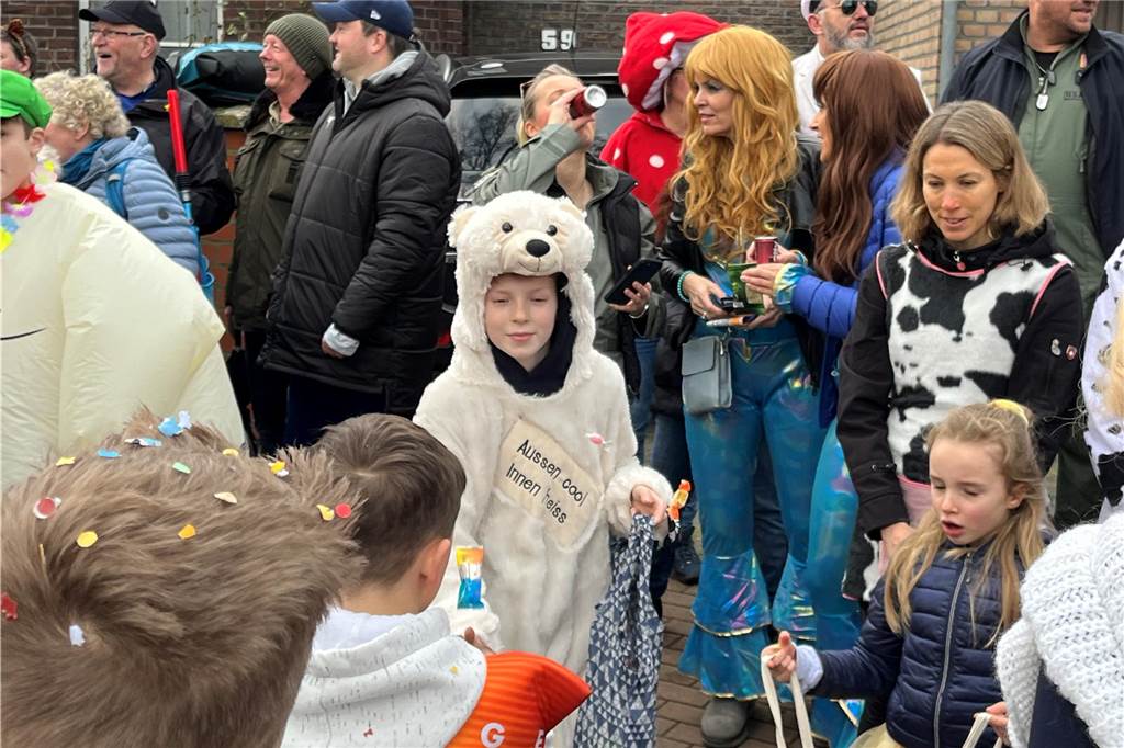 Kinderkarnevalszug 2024 in Dorsten: Viele Bilder von den besten Kostümen Der 50. Kinderkarnevalszug in Dorsten-Holsterhausen war für alle Beteiligten am Sonntag (11. Februar 2024) wieder ein ganz besonderer Spaß. Bei vielen fantasievollen Kostümen und Bergen von Kamelle kamen insbesondere die kleinen Besucher auf ihre Kosten.