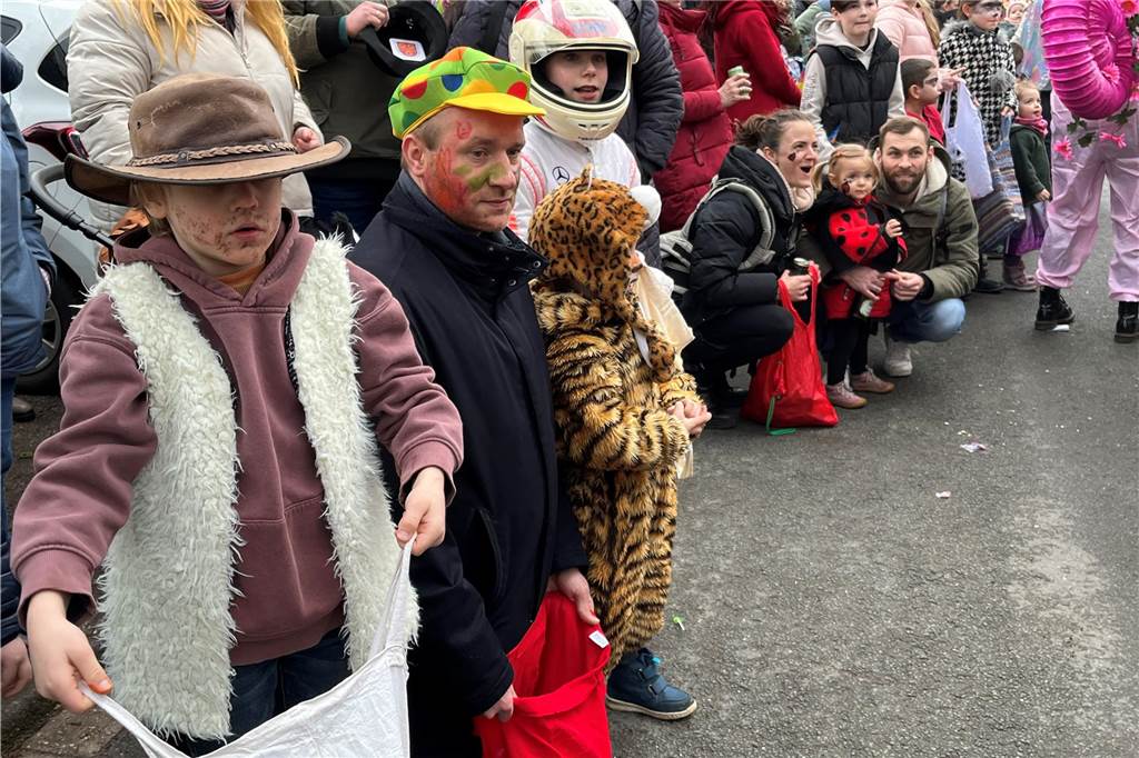 Kinderkarnevalszug 2024 in Dorsten: Viele Bilder von den besten Kostümen Der 50. Kinderkarnevalszug in Dorsten-Holsterhausen war für alle Beteiligten am Sonntag (11. Februar 2024) wieder ein ganz besonderer Spaß. Bei vielen fantasievollen Kostümen und Bergen von Kamelle kamen insbesondere die kleinen Besucher auf ihre Kosten.