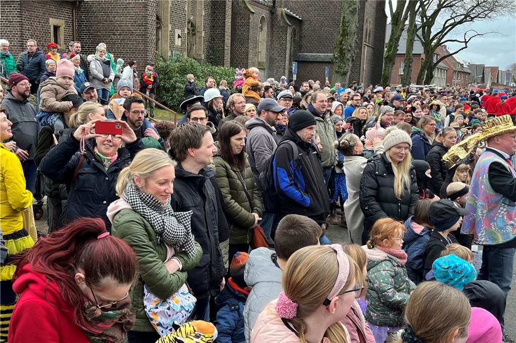 Kinderkarnevalszug 2024 in Dorsten: Viele Bilder von den besten Kostümen Der 50. Kinderkarnevalszug in Dorsten-Holsterhausen war für alle Beteiligten am Sonntag (11. Februar 2024) wieder ein ganz besonderer Spaß. Bei vielen fantasievollen Kostümen und Bergen von Kamelle kamen insbesondere die kleinen Besucher auf ihre Kosten.