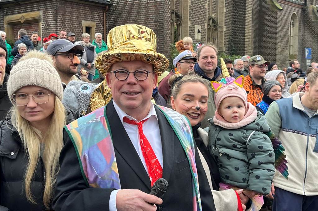 Kinderkarnevalszug 2024 in Dorsten: Viele Bilder von den besten Kostümen Der 50. Kinderkarnevalszug in Dorsten-Holsterhausen war für alle Beteiligten am Sonntag (11. Februar 2024) wieder ein ganz besonderer Spaß. Bei vielen fantasievollen Kostümen und Bergen von Kamelle kamen insbesondere die kleinen Besucher auf ihre Kosten.