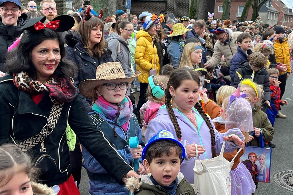 Kinderkarnevalszug 2024 in Dorsten: Viele Bilder von den besten Kostümen Der 50. Kinderkarnevalszug in Dorsten-Holsterhausen war für alle Beteiligten am Sonntag (11. Februar 2024) wieder ein ganz besonderer Spaß. Bei vielen fantasievollen Kostümen und Bergen von Kamelle kamen insbesondere die kleinen Besucher auf ihre Kosten.